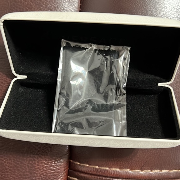 SUNGLASS/EYEGLASS HARD CLAMSHELL VAULT CASE WITH MICROFIBER CLOTH - Picture 4 of 4